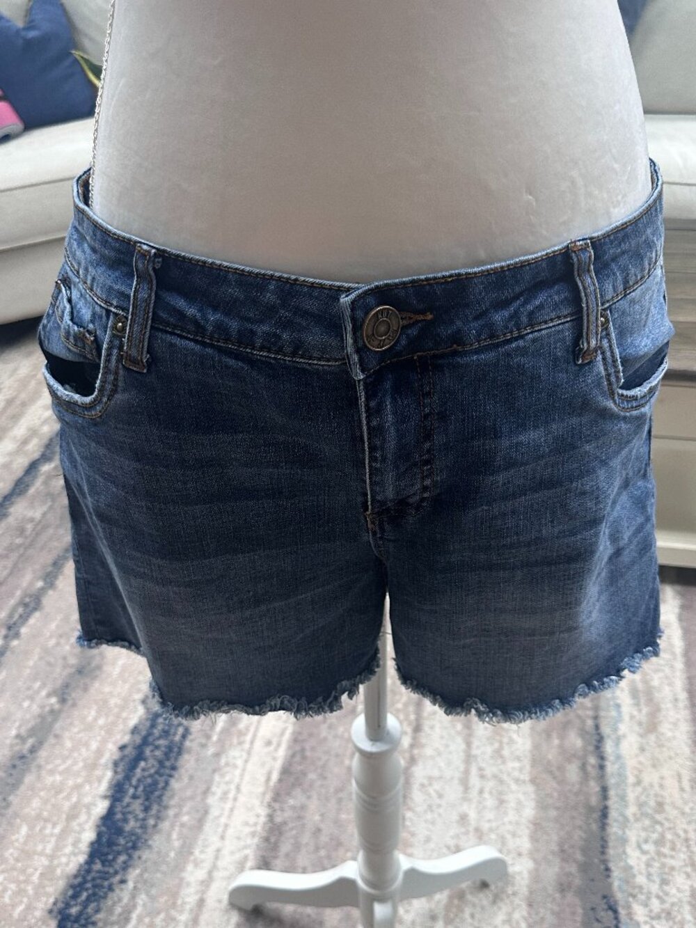 Kut from the Cloth Gerri frayed 4" inseam denim shorts size 14